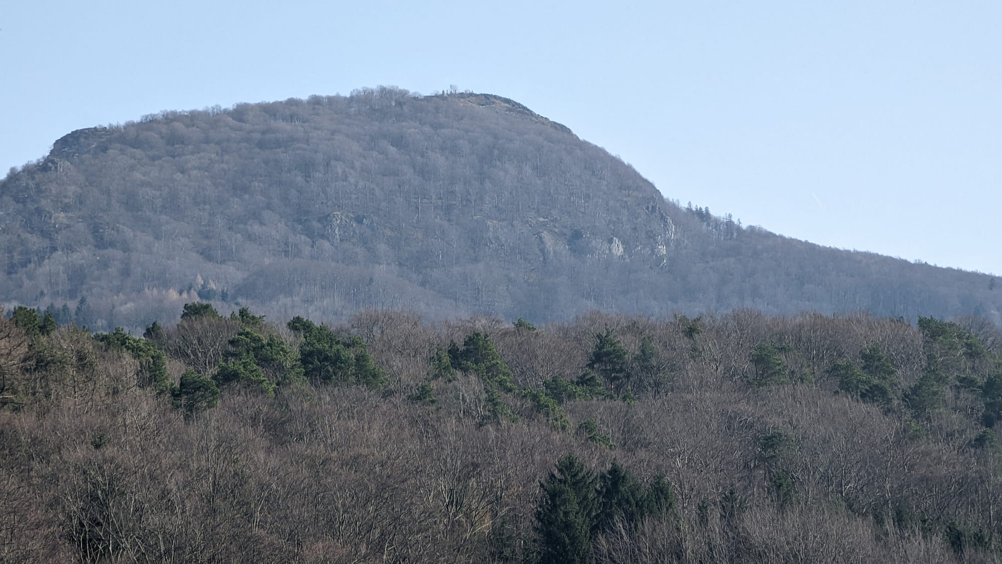 Blick auf die Rhöner Landschaft mit bewaldeten Hügeln
